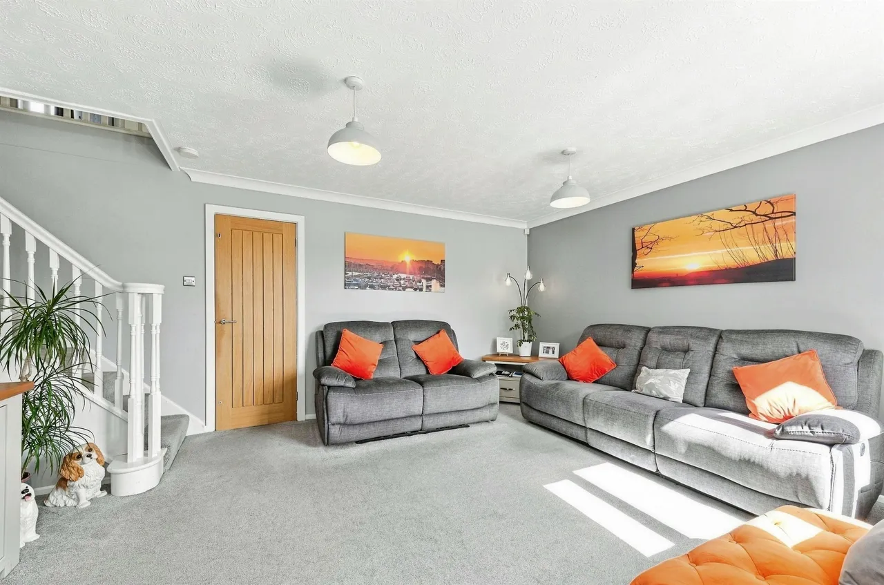 Grantley Place, Bradley, Huddersfield, photo 3