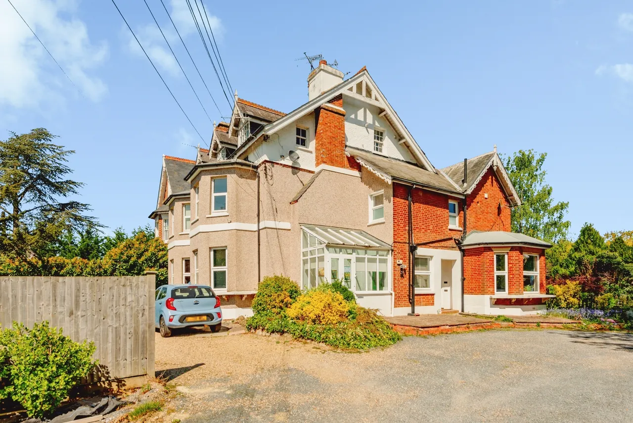 2 bed flat for sale, Eastbourne Road, Godstone, RH9