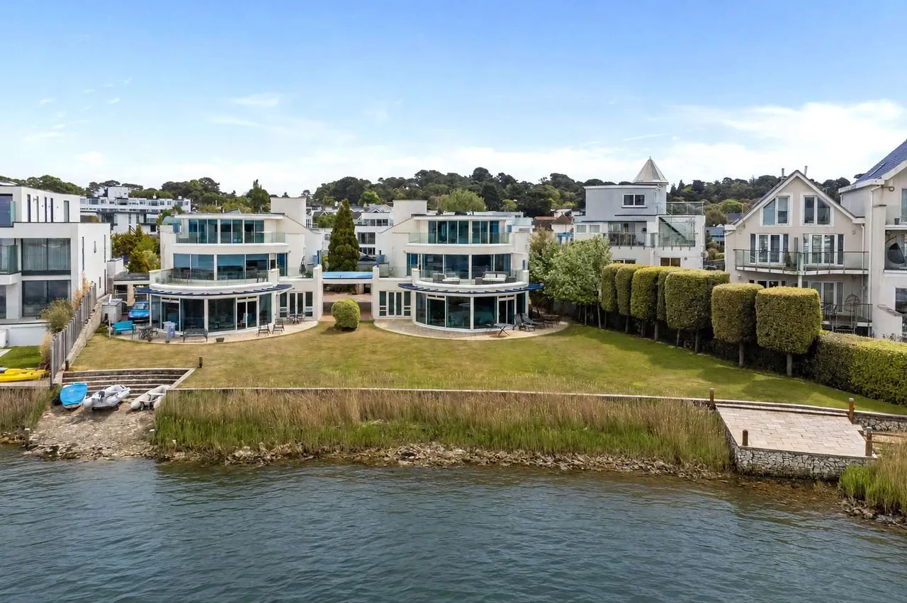 3 bed flat for sale, Salterns Way, Poole, BH14