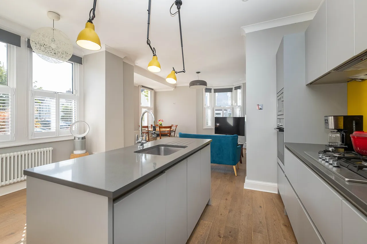 3 bed flat for sale — Brookwood Road, London, SW18