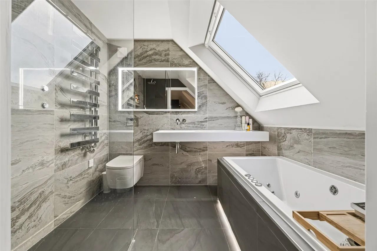 Uxbridge Road, Hampton Hill, TW12 1AU, photo 17