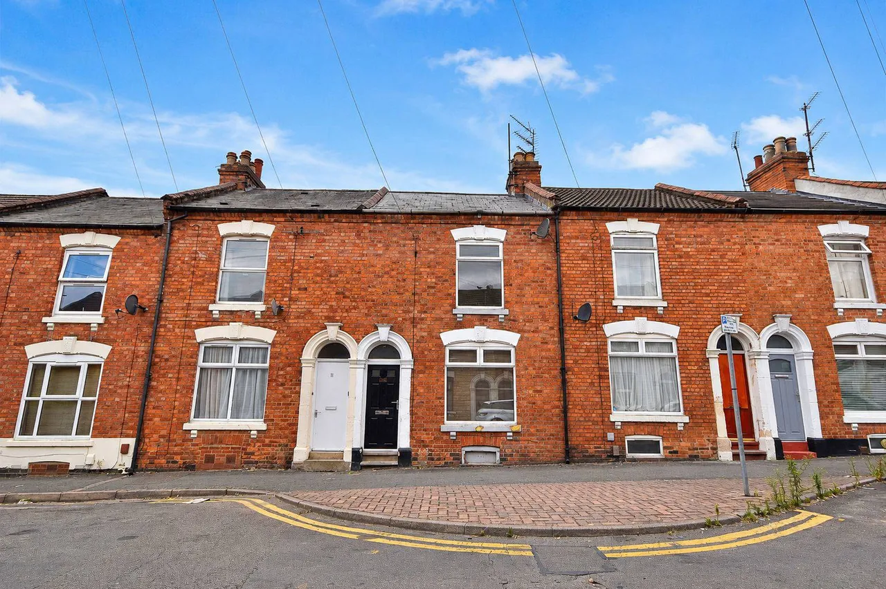 2 bed house for sale — Queens Road, Northampton, NN1 3LP