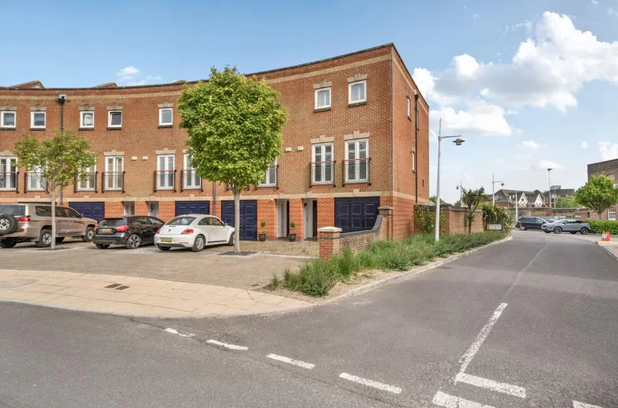 Minerva Crescent, Gunwharf Quays, PO1, photo 2