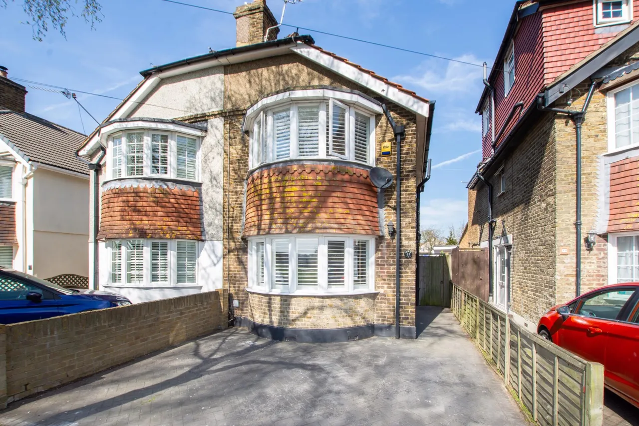 3 bed house for sale — Berwick Road, Welling