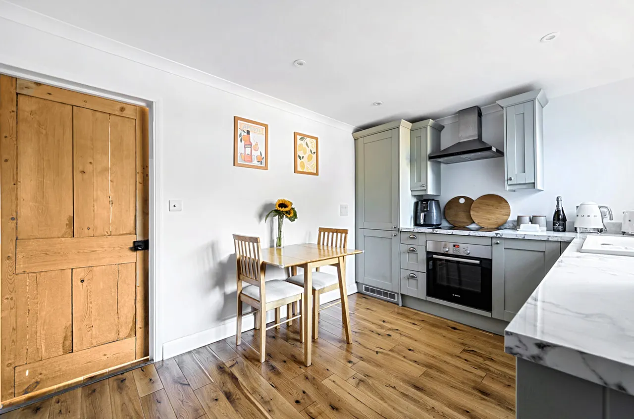 Kings Road, Farncombe, GU7, photo 9