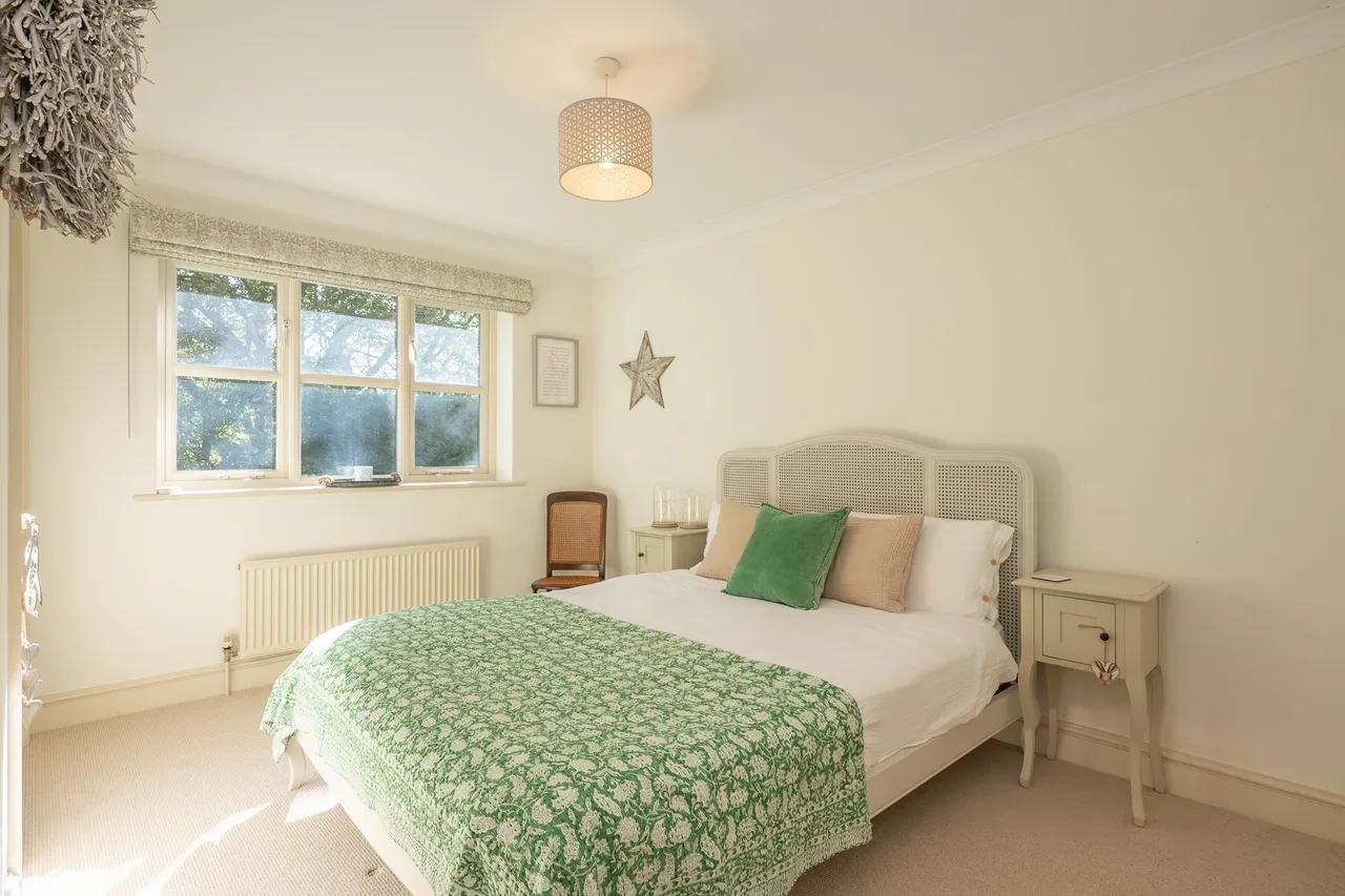 Beautifully Renovated Four-Bedroom De, photo 11