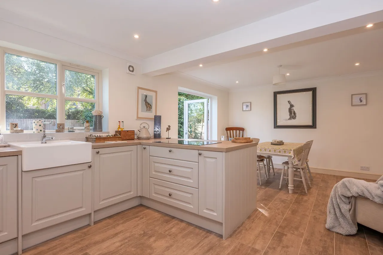 Beautifully Renovated Four-Bedroom De, photo 6