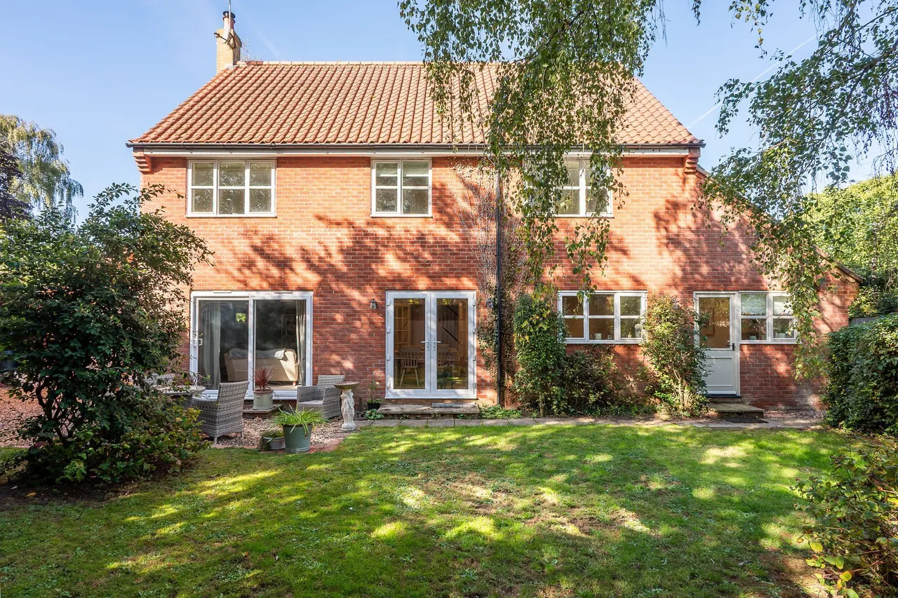 Beautifully Renovated Four-Bedroom De, photo 17