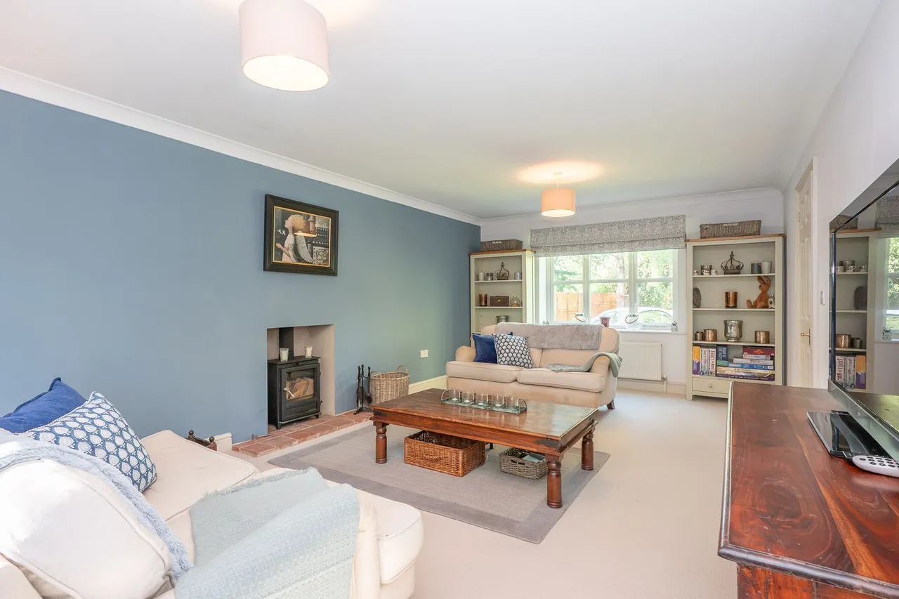 Beautifully Renovated Four-Bedroom De, photo 3