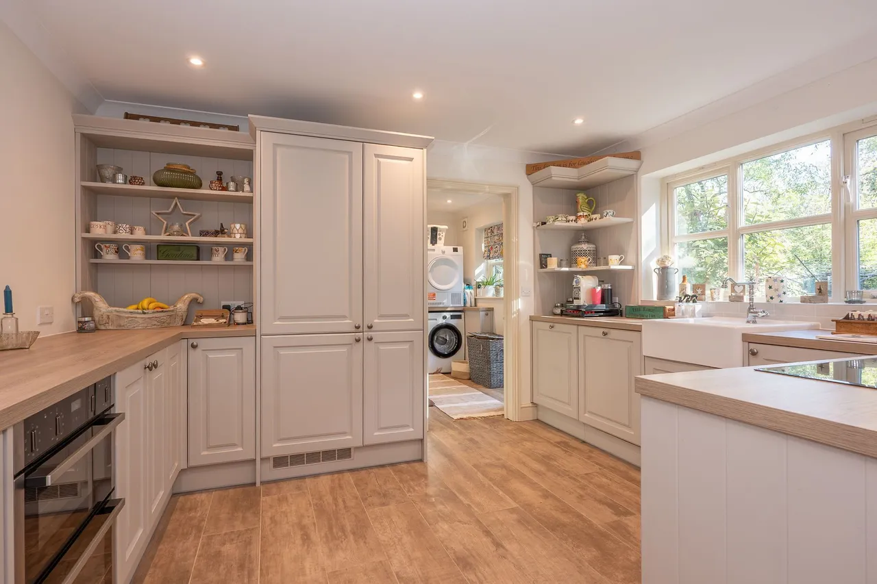 Beautifully Renovated Four-Bedroom De, photo 5