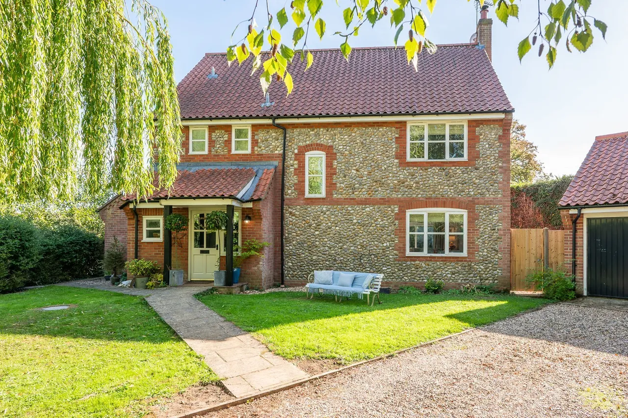 4 bed house for sale, Beautifully Renovated Four-Bedroom De