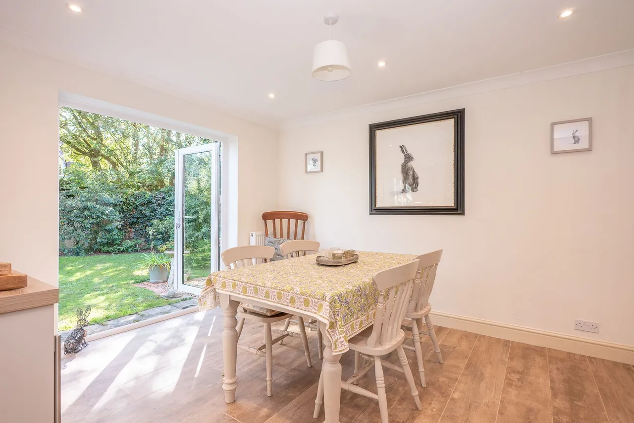 Beautifully Renovated Four-Bedroom De, photo 7