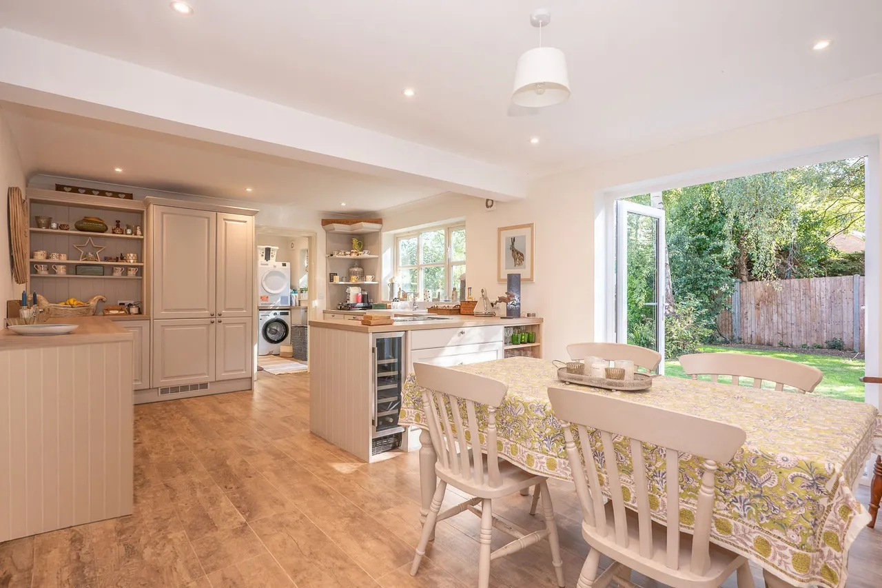 Beautifully Renovated Four-Bedroom De, photo 2