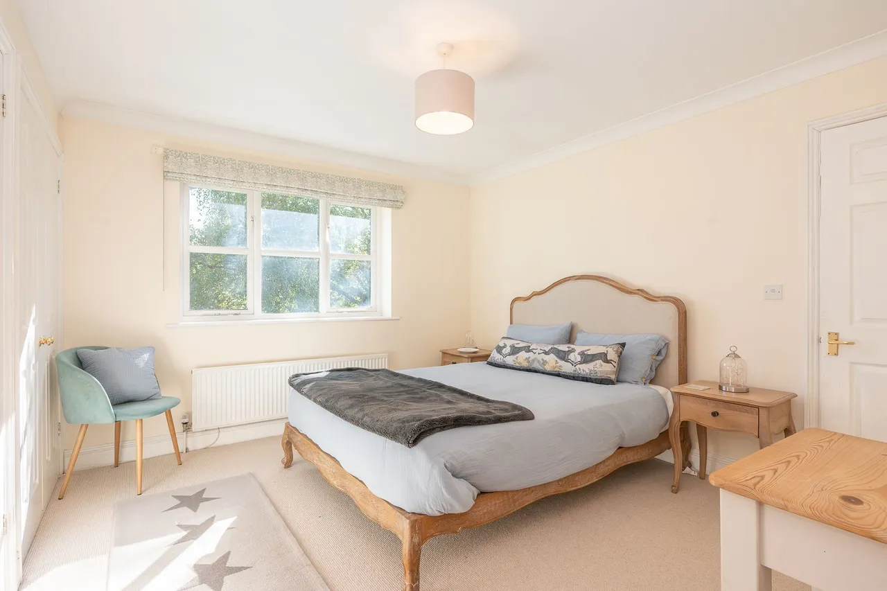 Beautifully Renovated Four-Bedroom De, photo 12