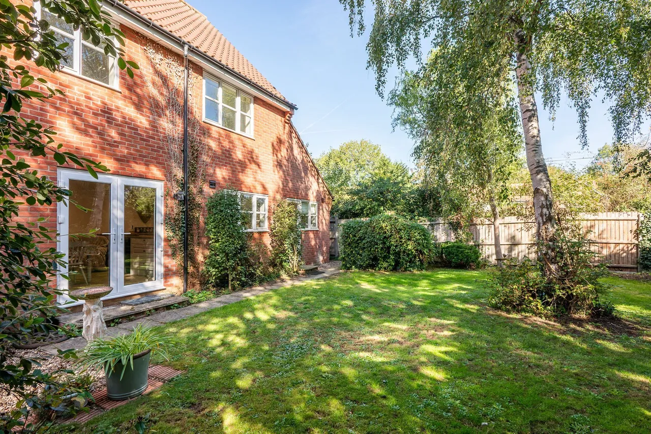 Beautifully Renovated Four-Bedroom De, photo 4