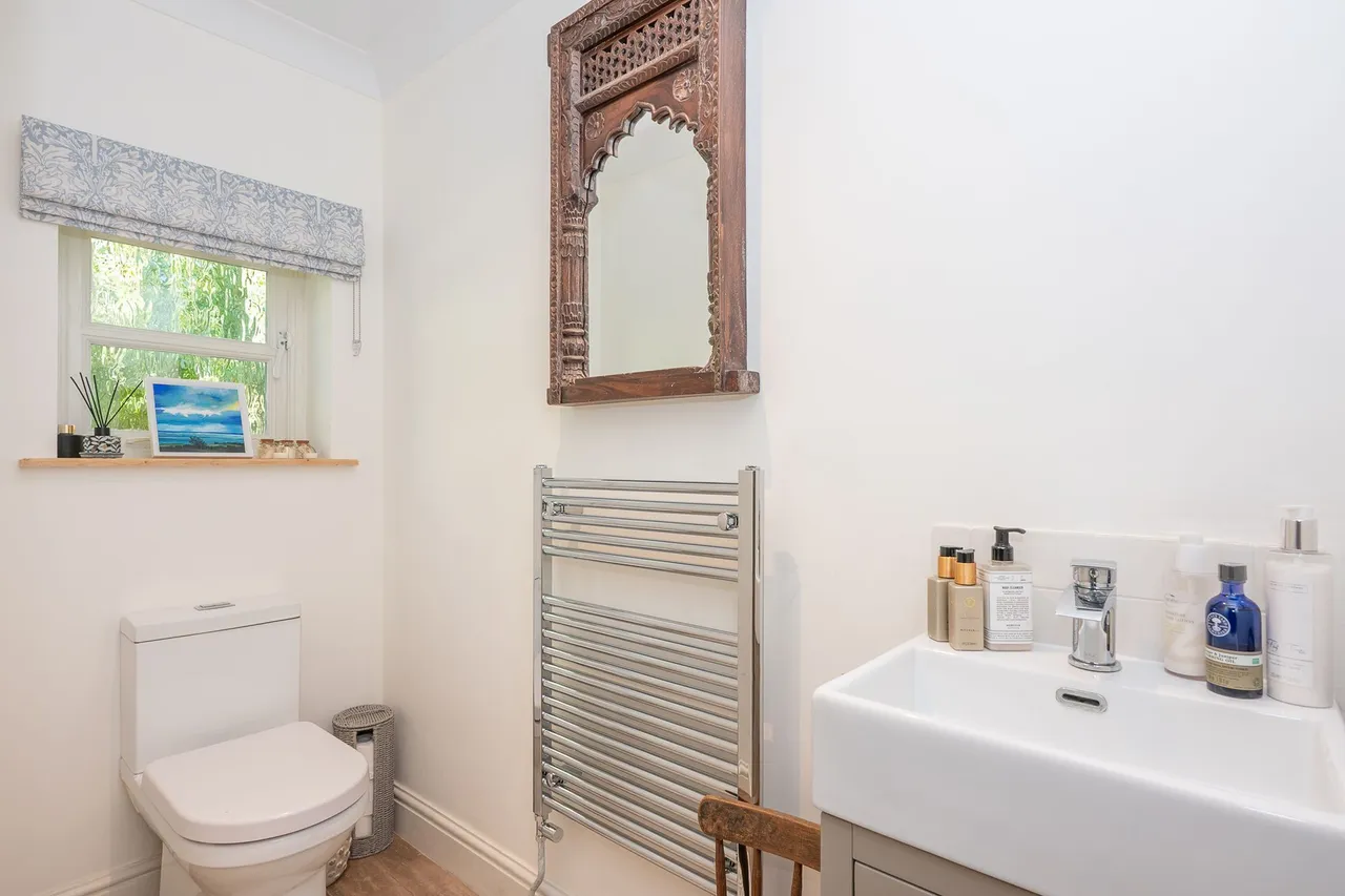 Beautifully Renovated Four-Bedroom De, photo 9