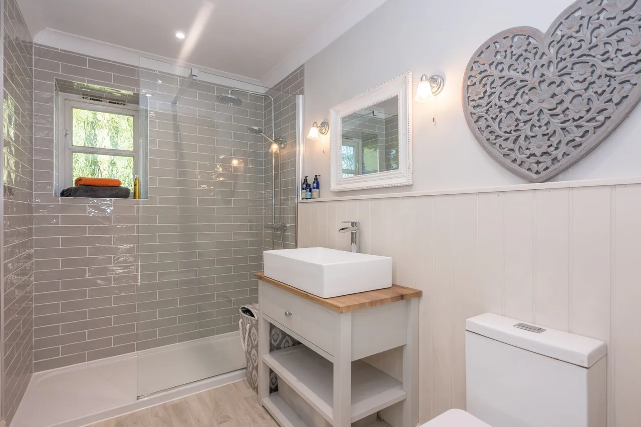 Beautifully Renovated Four-Bedroom De, photo 13