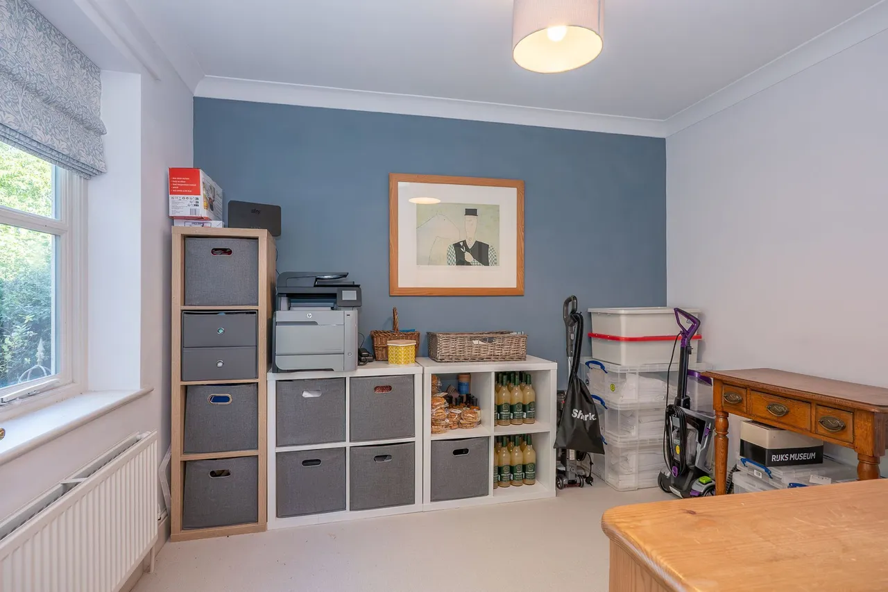 Beautifully Renovated Four-Bedroom De, photo 8