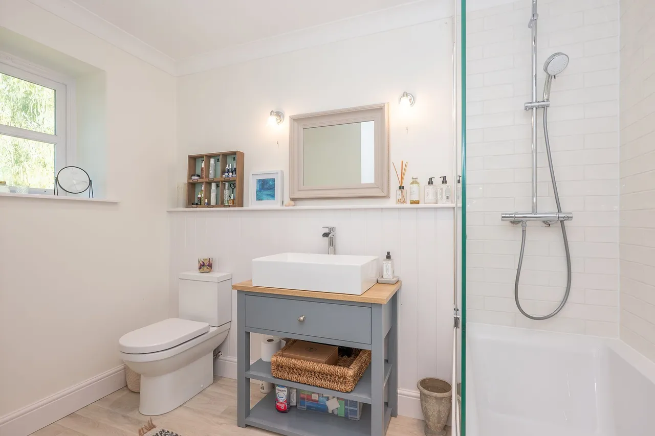 Beautifully Renovated Four-Bedroom De, photo 16
