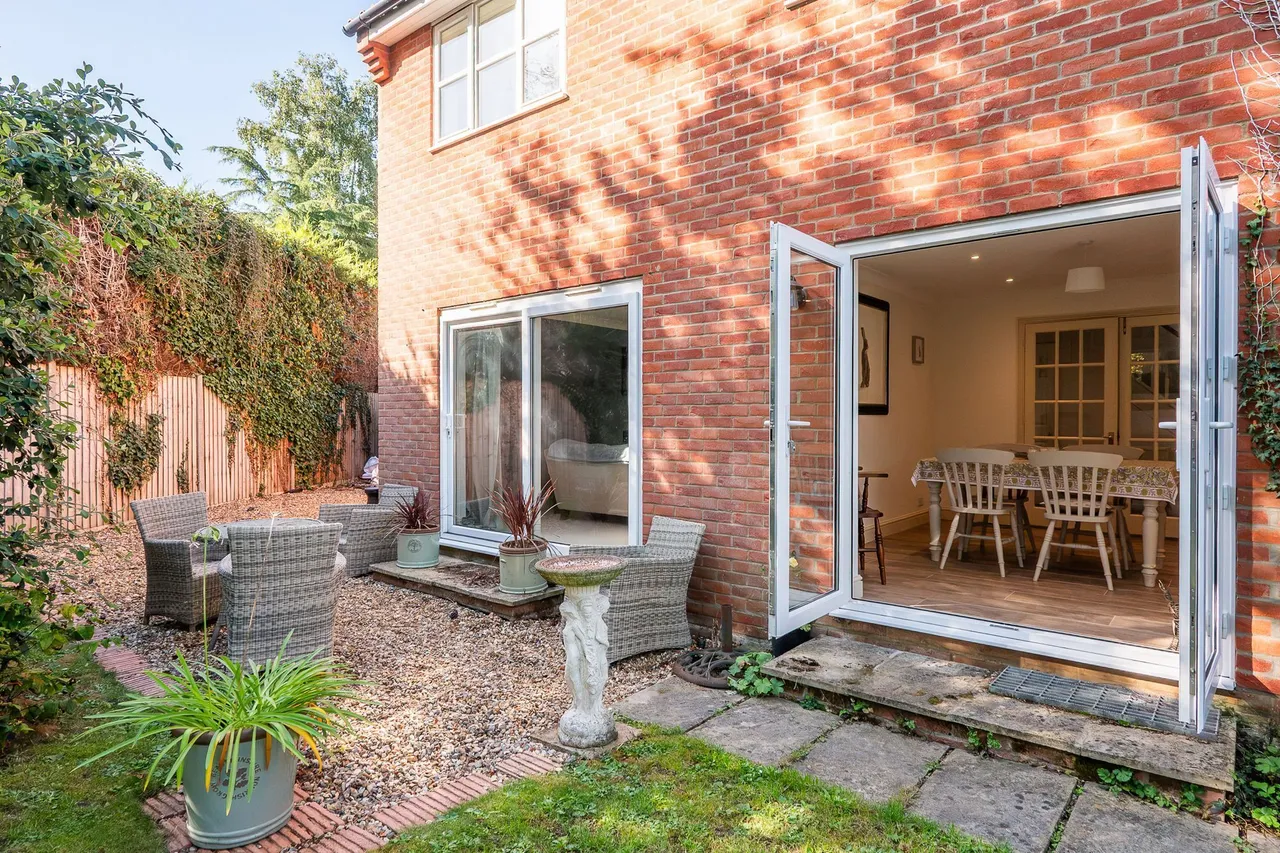 Beautifully Renovated Four-Bedroom De, photo 18