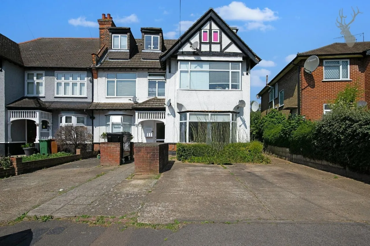 1 bed flat for sale, Warren Road, London, E4
