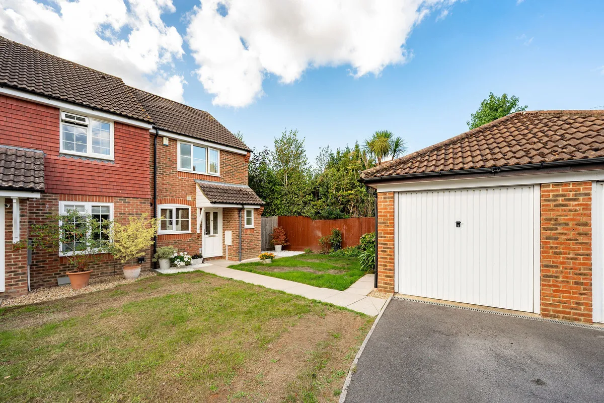 Horsham, RH13, photo 2
