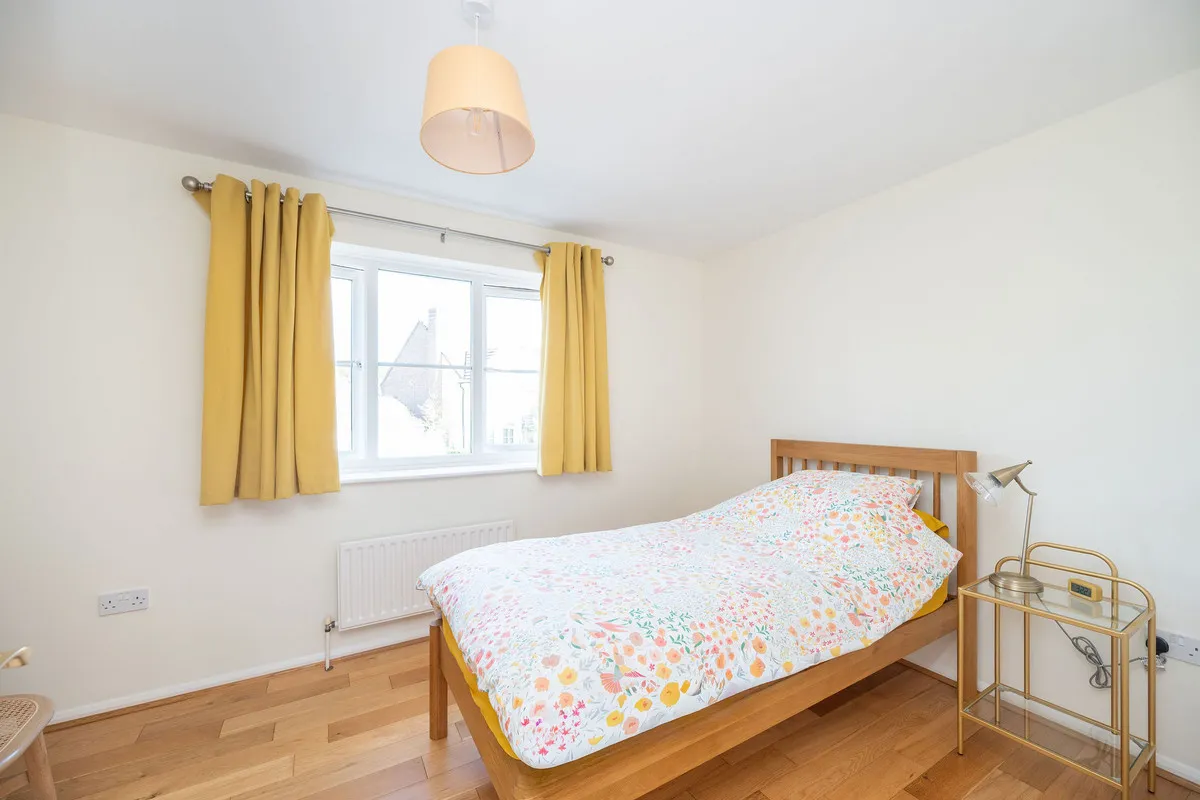Horsham, RH13, photo 14
