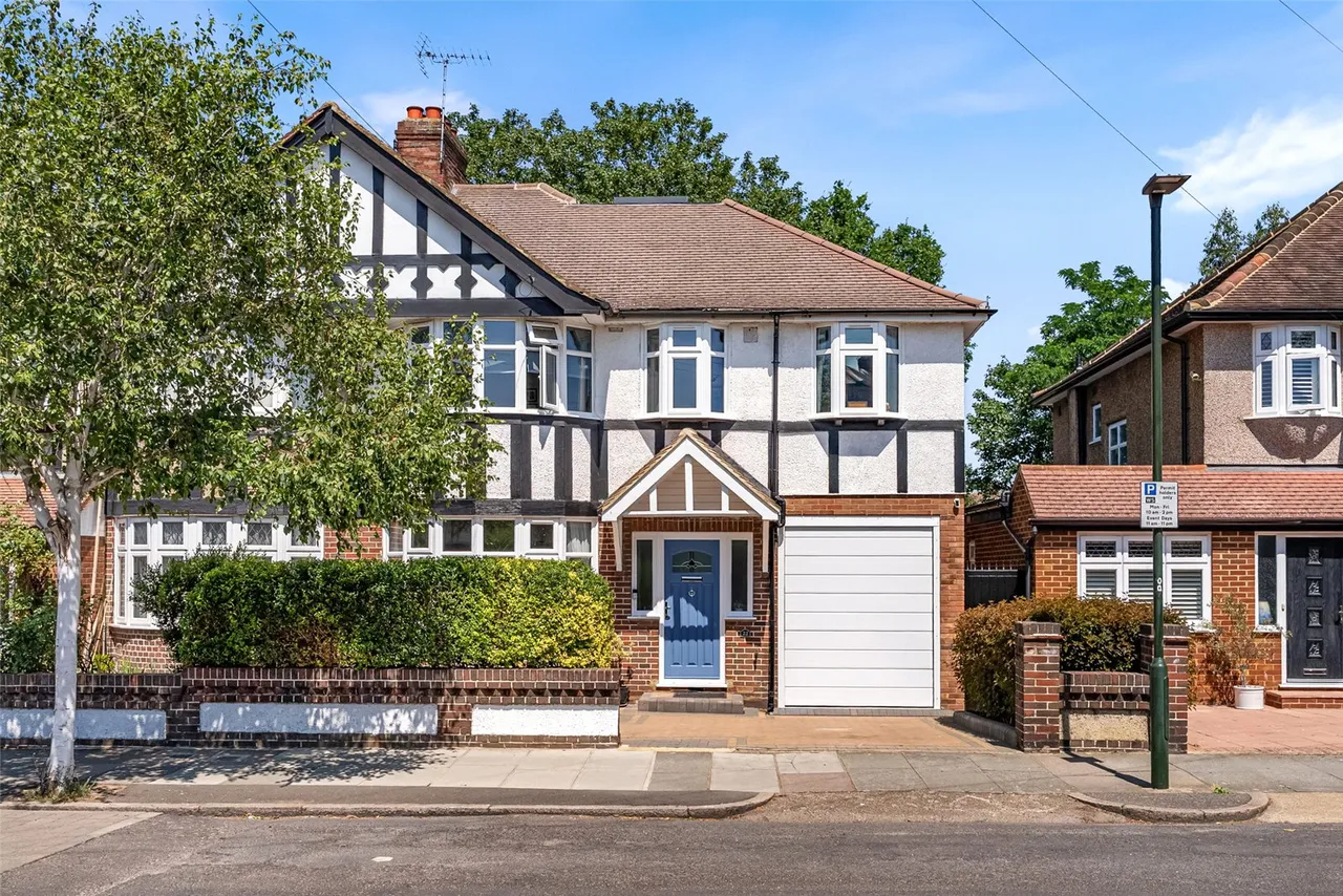 4 bed house for sale — Montrose Avenue, Twickenham, TW2 6HB