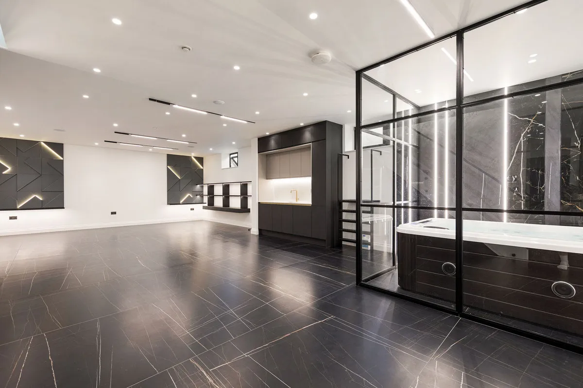 Astilbe Mansion, Brockley Hill, HA7, photo 20