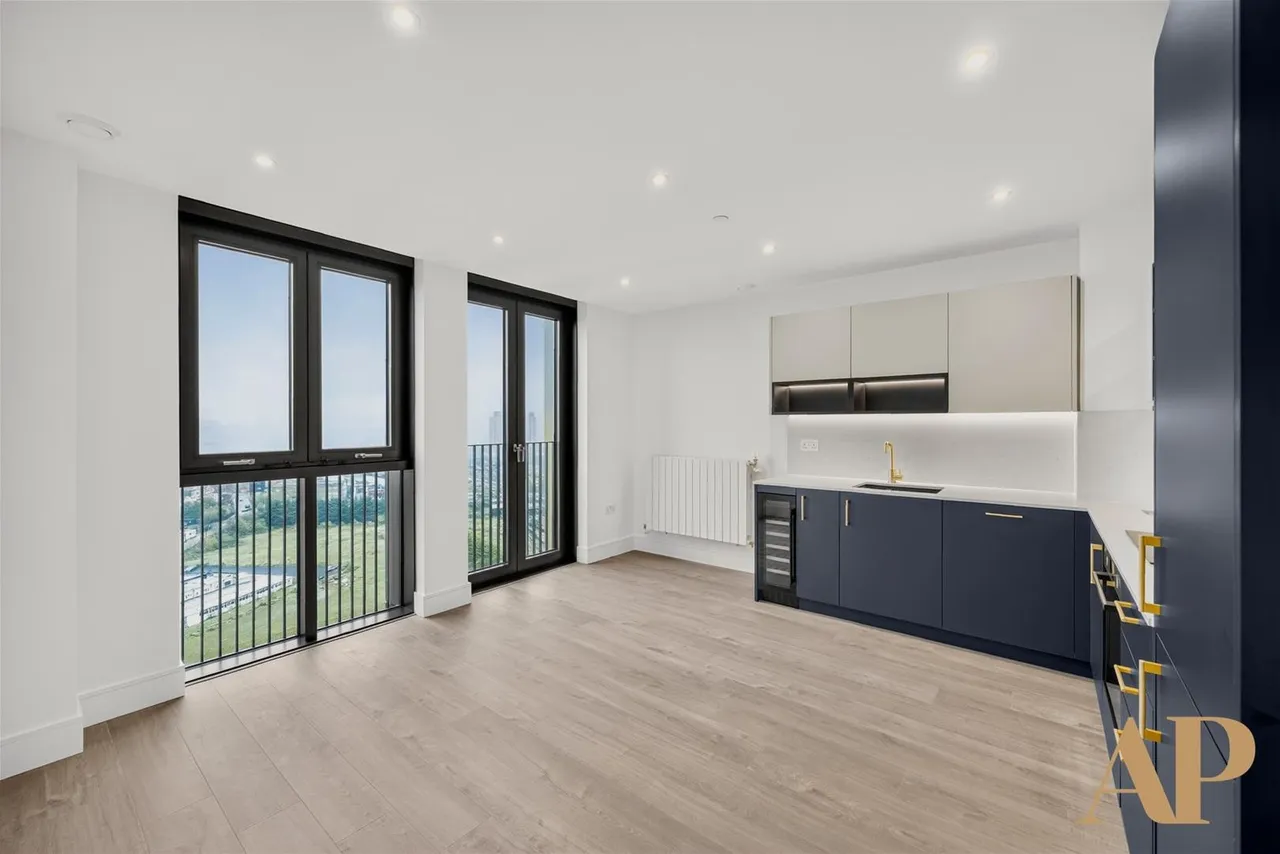 2 bed flat to rent, Twelve Trees Park West Ham, London, E16
