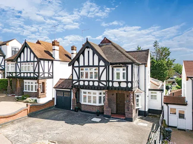 4 bed house for sale — Malvern Drive, Woodford Green, IG8