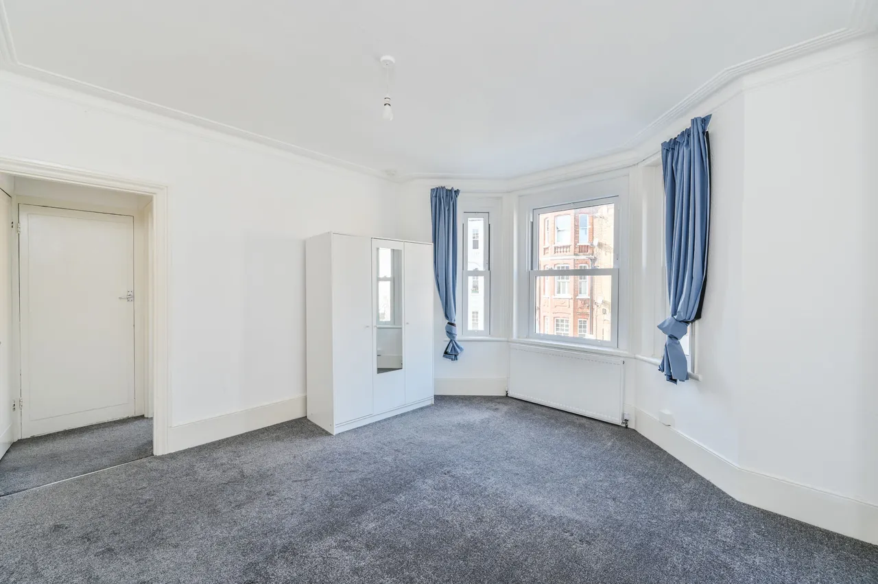 4 bed flat to rent — 43b Hackford Road, London