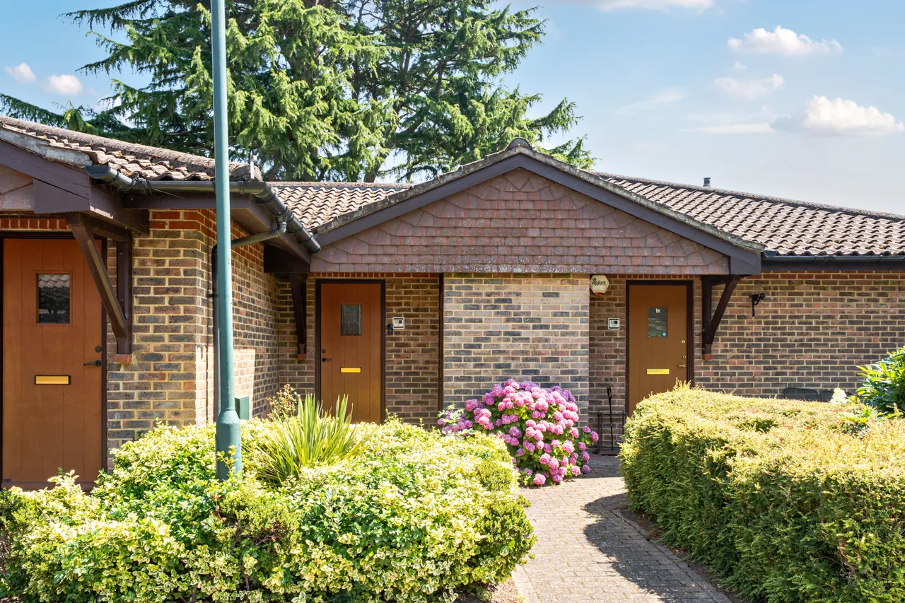2 bed flat for sale — St. Mary's Mount, Caterham, CR3