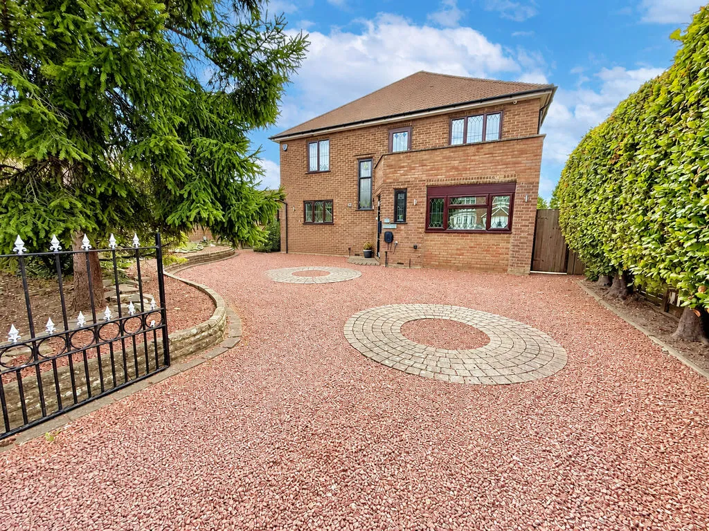 4 bed house for sale — Downs Road, Dunstable LU5 4DE