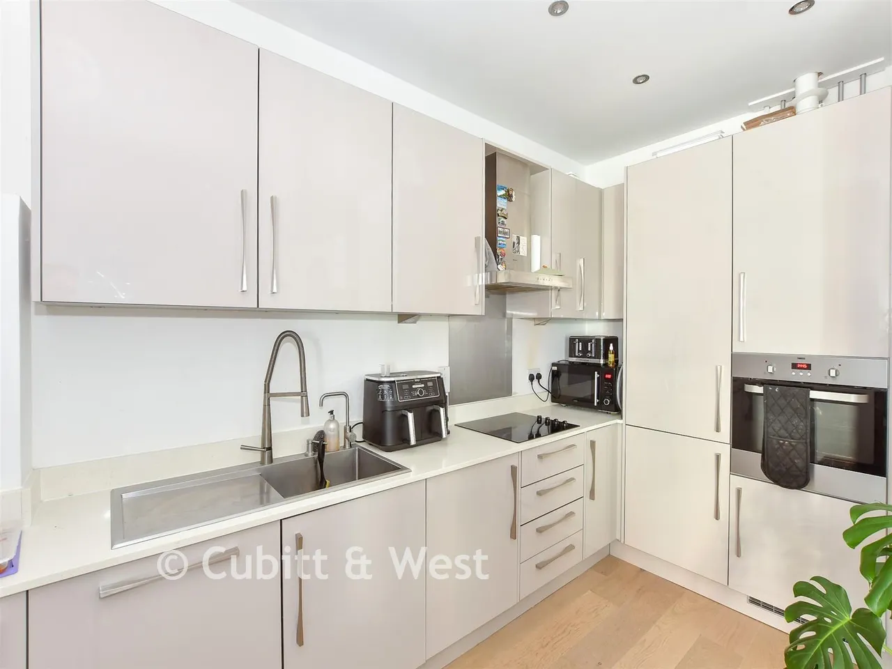 Queens Road, East Grinstead, RH19, photo 2