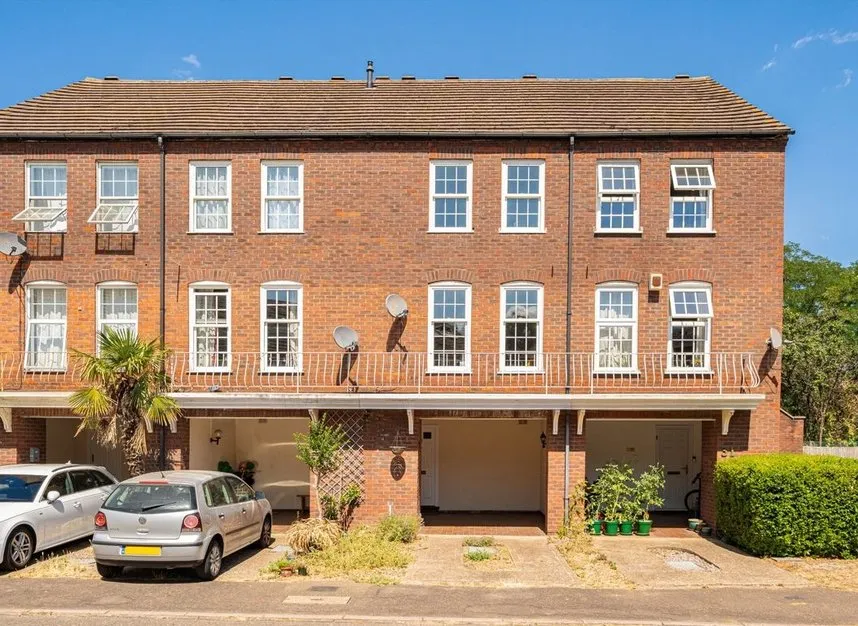 3 bed house for sale — Park Crescent, Twickenham, TW2