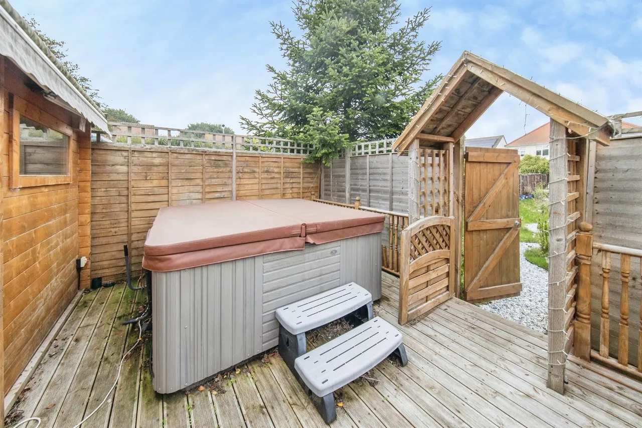 Thorpe Road, Kirby Cross, CO13, photo 18