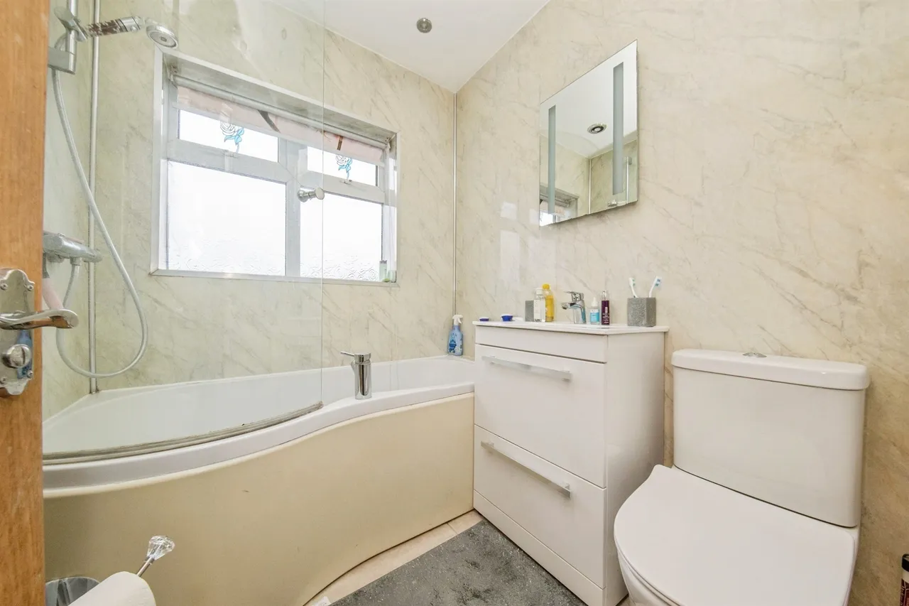 Thorpe Road, Kirby Cross, CO13, photo 14