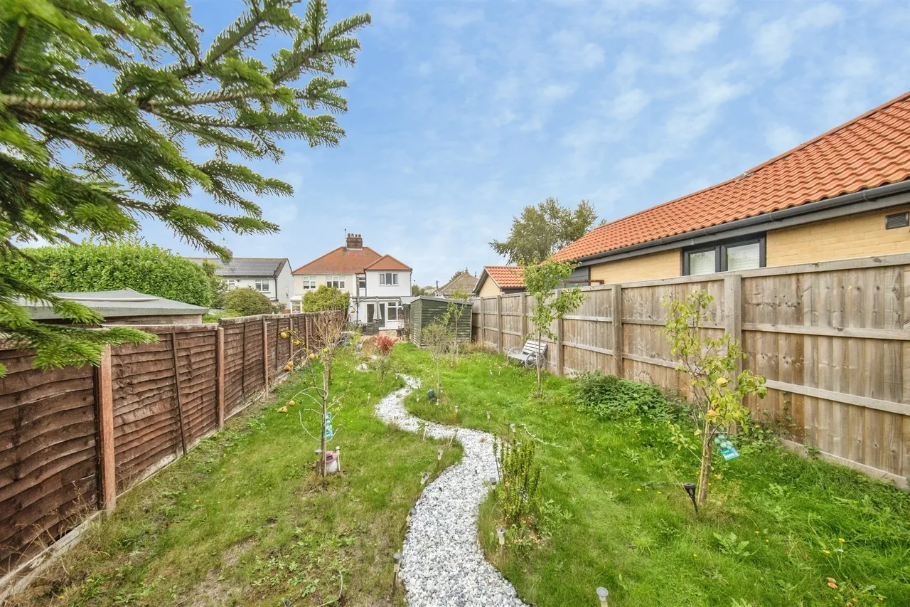 Thorpe Road, Kirby Cross, CO13, photo 16