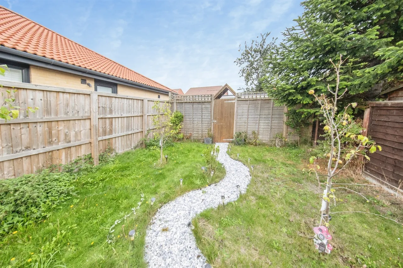 Thorpe Road, Kirby Cross, CO13, photo 17