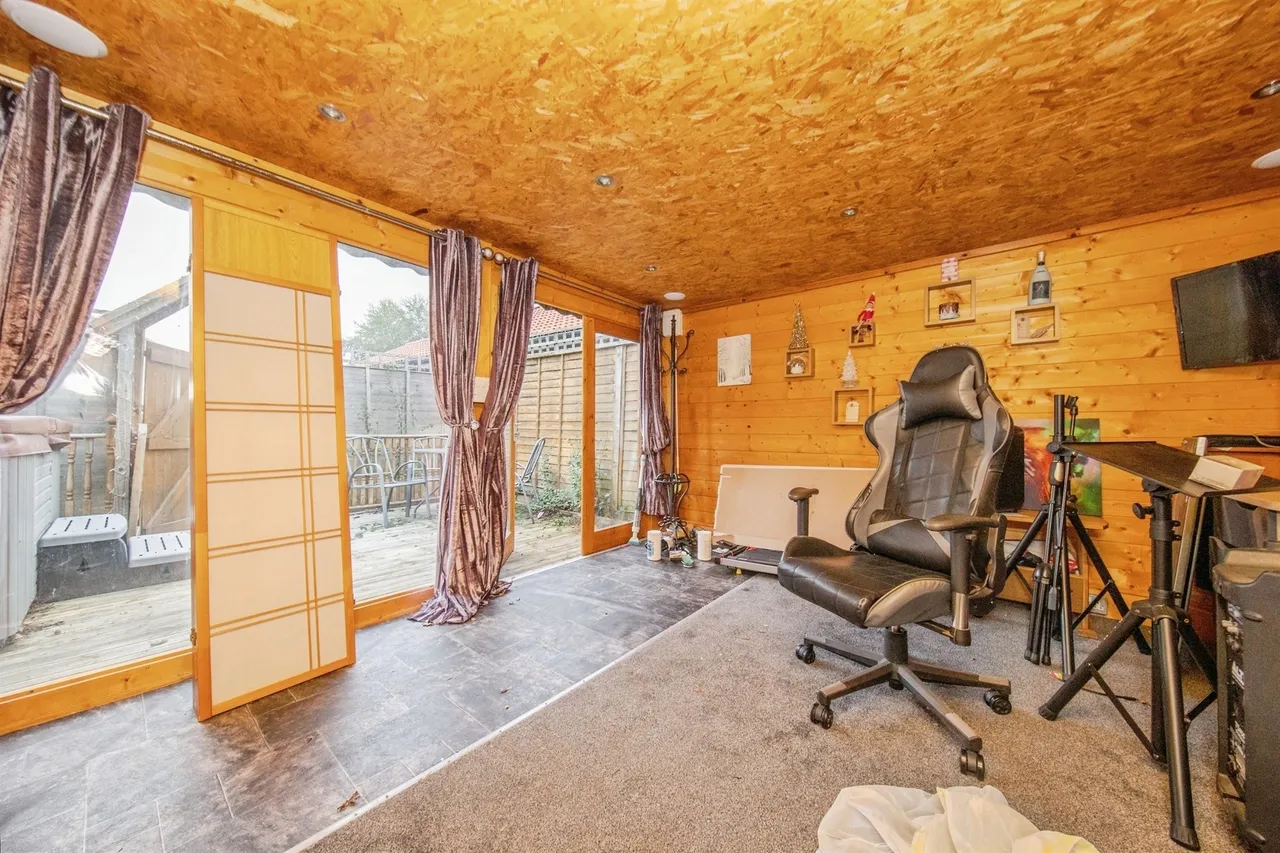 Thorpe Road, Kirby Cross, CO13, photo 19