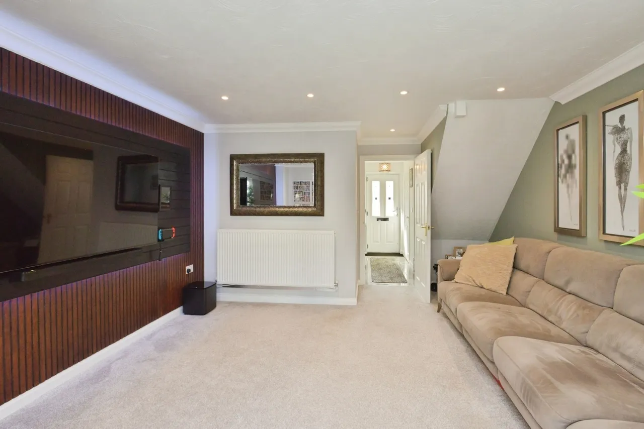 Foxholes Close, Deanshanger, Buckinghamshire, MK19, photo 3
