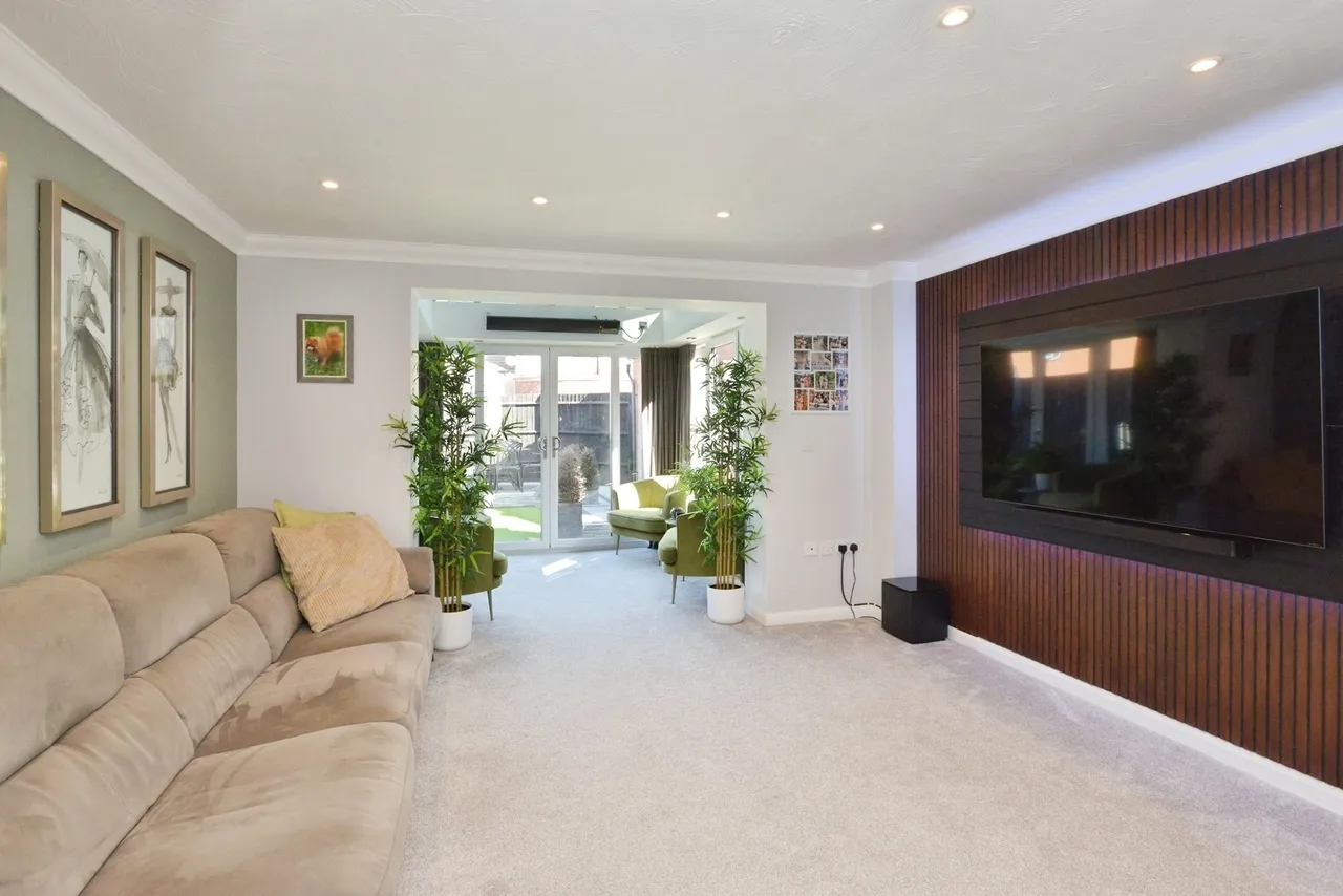 Foxholes Close, Deanshanger, Buckinghamshire, MK19, photo 2