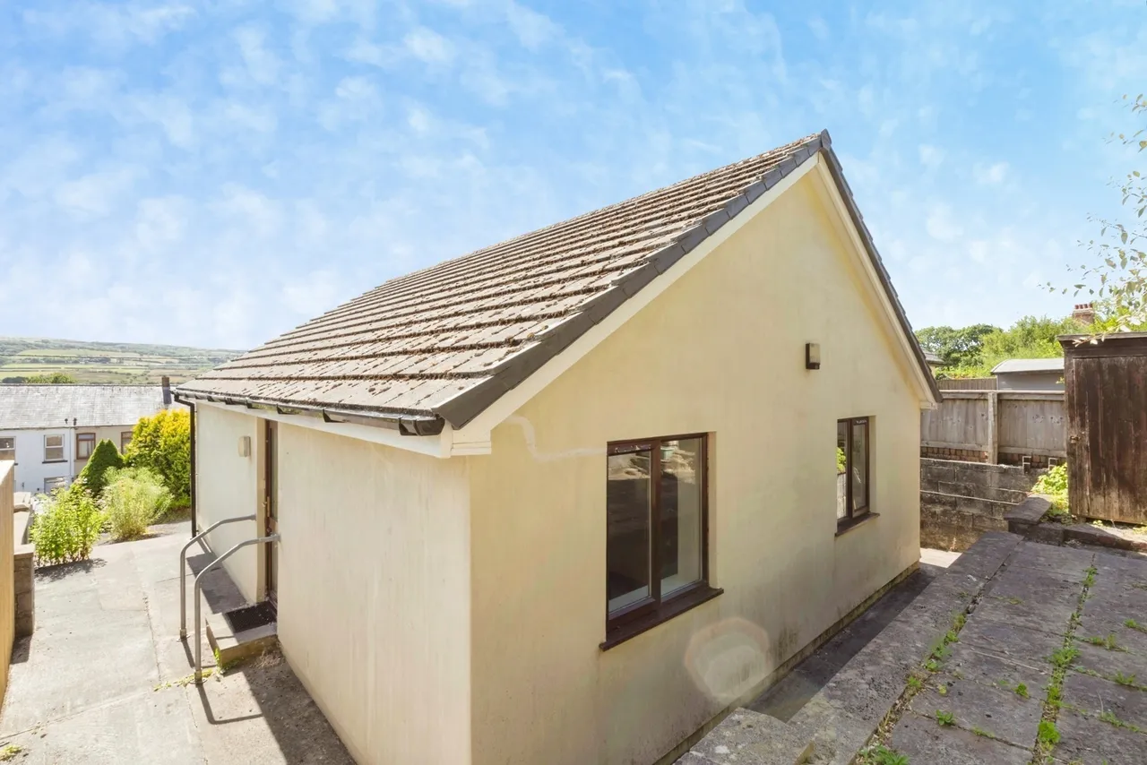 Heol Bancyroffis, Pontyates, SA15, photo 2