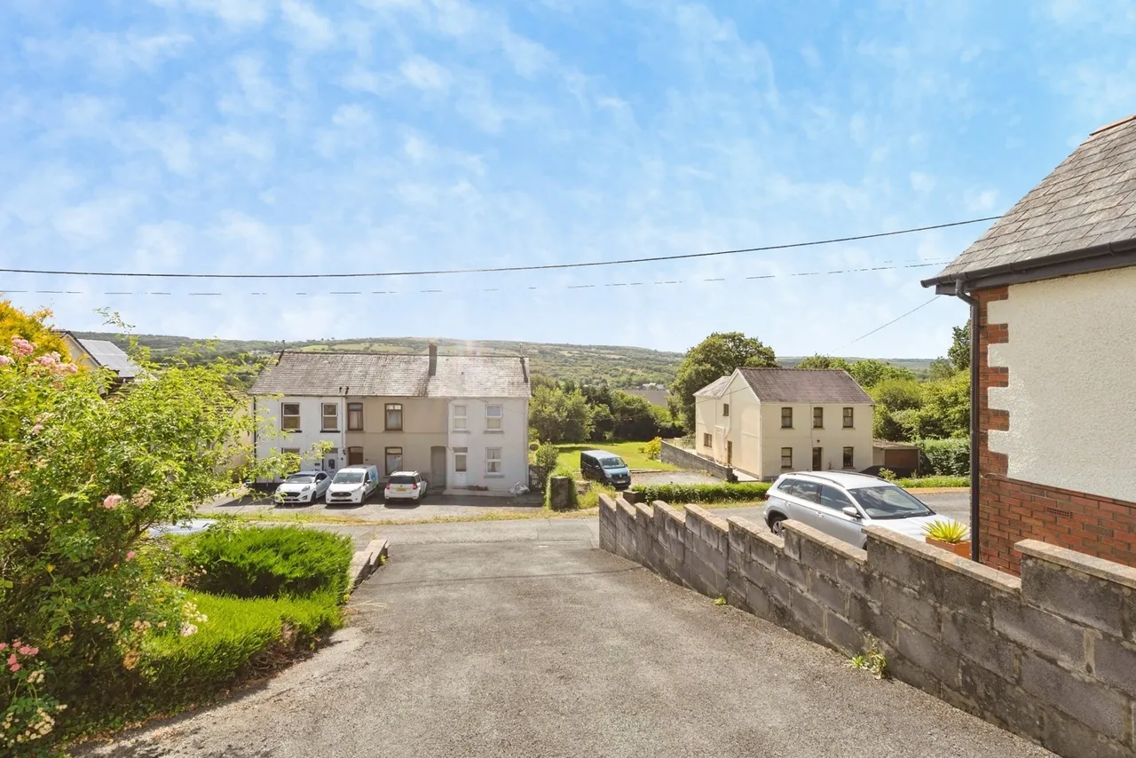 Heol Bancyroffis, Pontyates, SA15, photo 14