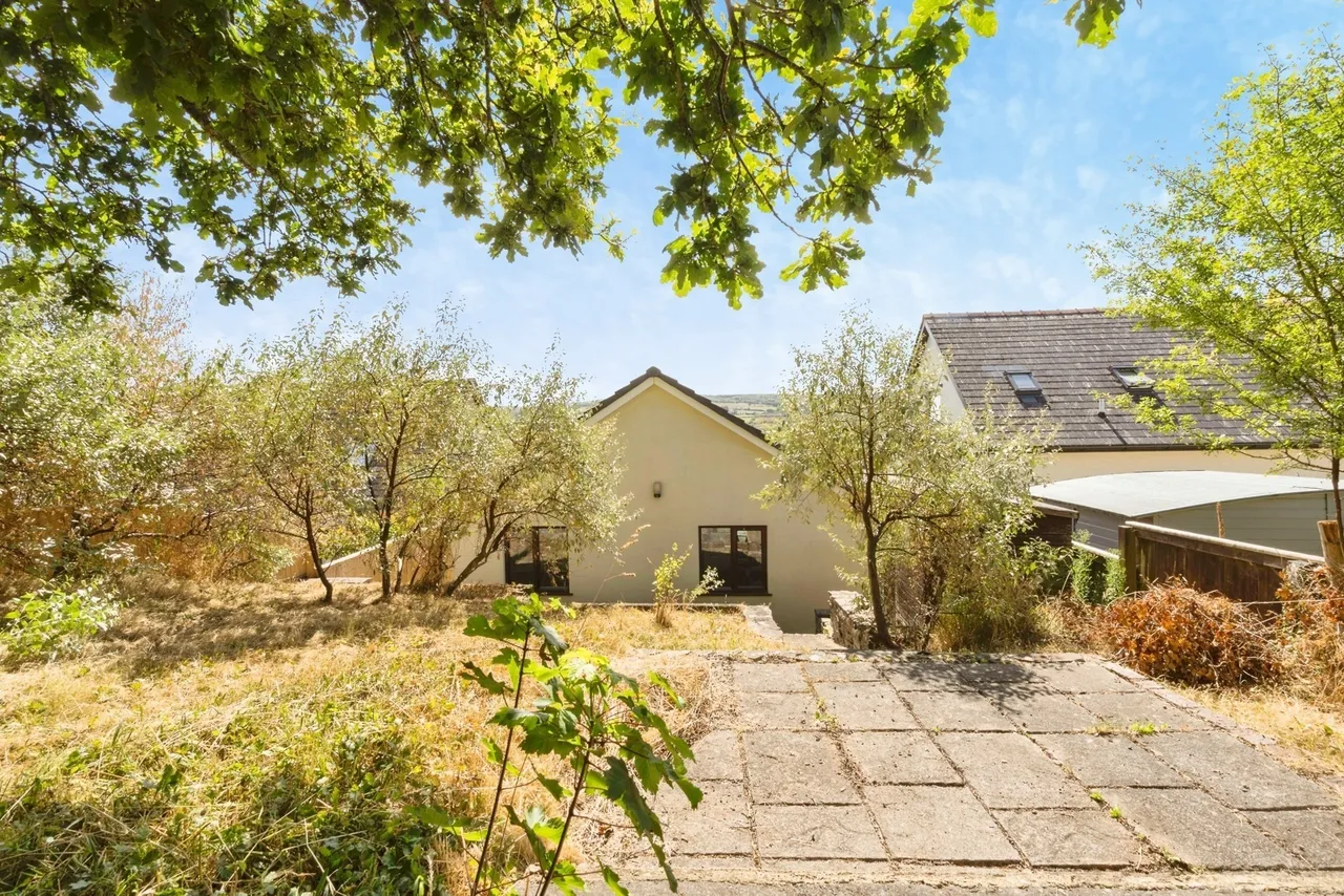 Heol Bancyroffis, Pontyates, SA15, photo 17