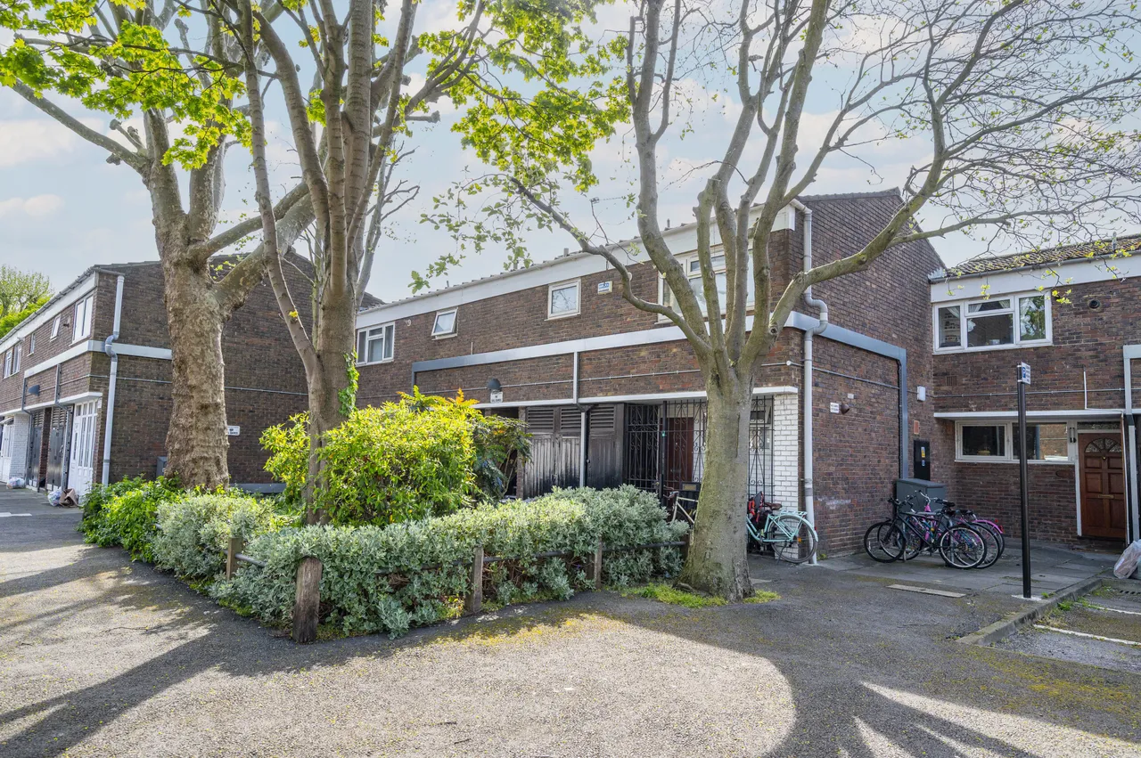 2 bed flat to rent — 113 Conistone Way, London