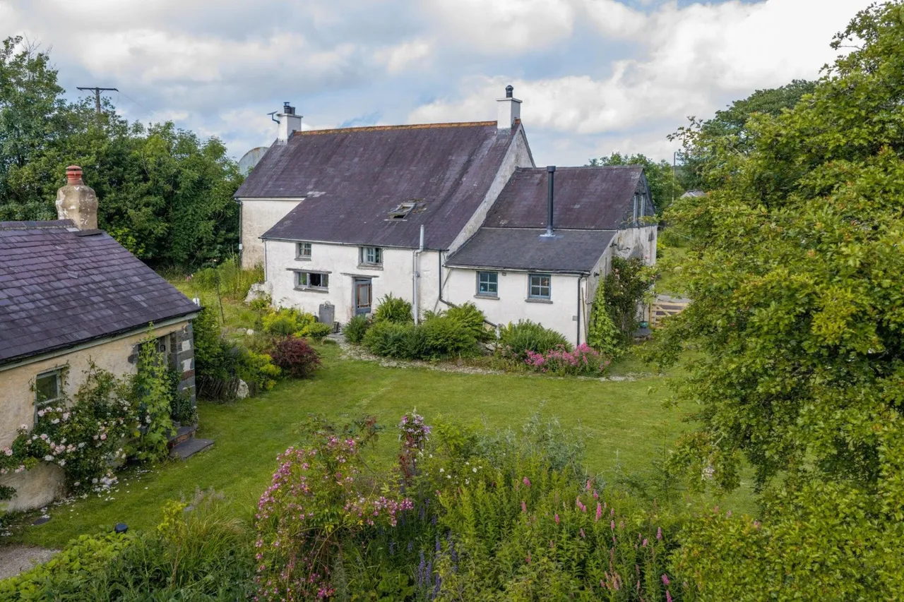 5 bed house for sale, Cilrhedyn, Llanfyrnach, SA35