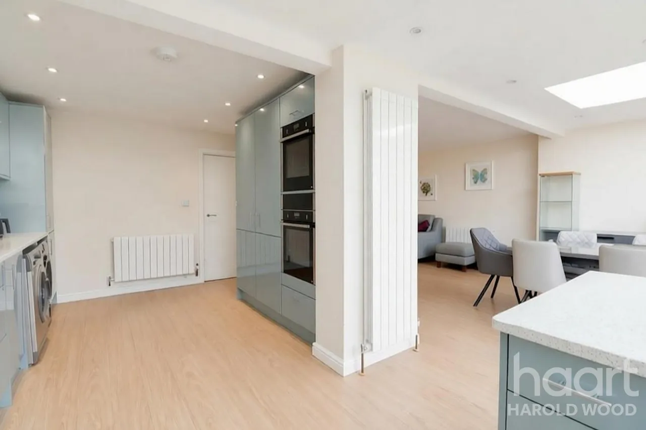 Newhall Drive, Harold Wood, RM3, photo 9