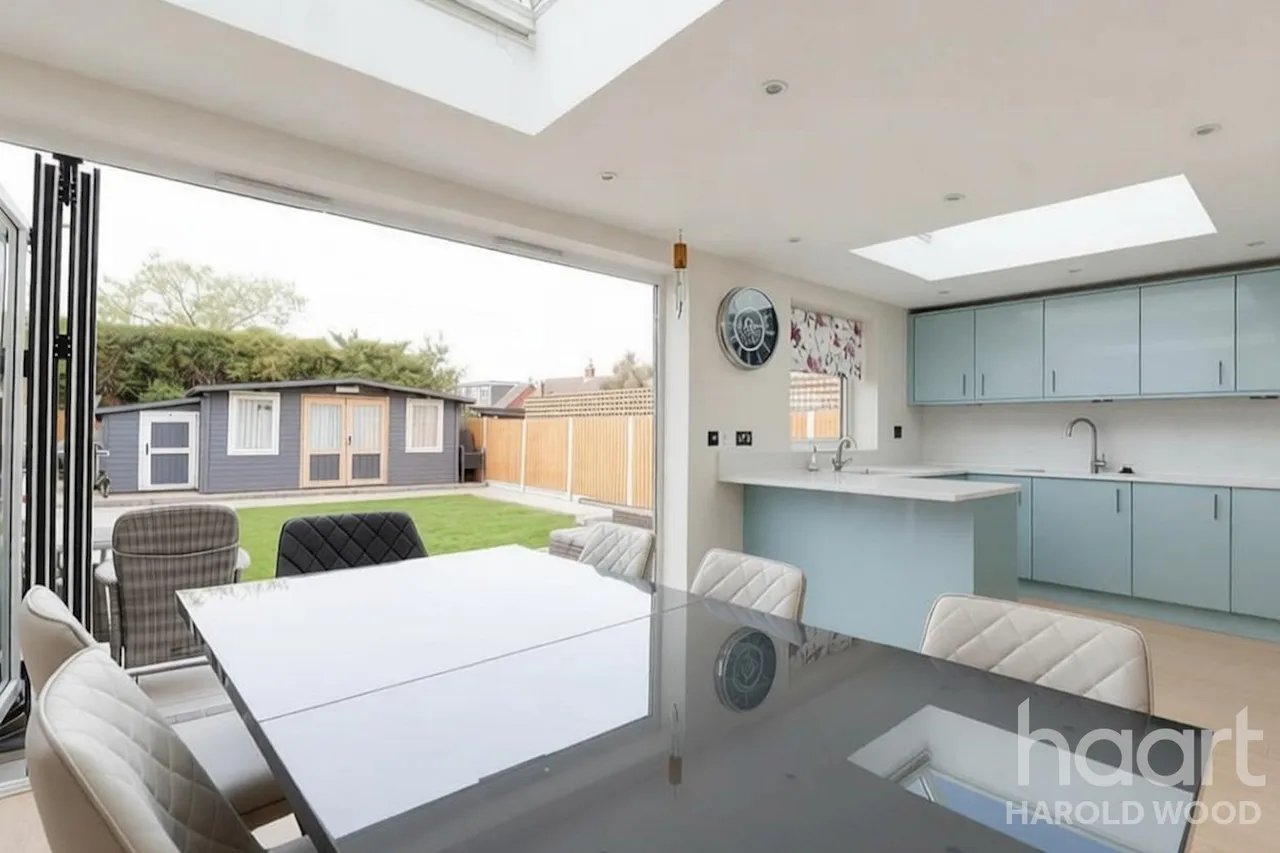 Newhall Drive, Harold Wood, RM3, photo 4